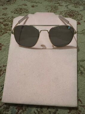 Men's Gold Frame Aviator Sunglasses with Dark Lenses